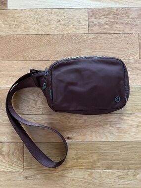 Lululemon Everywhere Belt Bag 2L in Brown